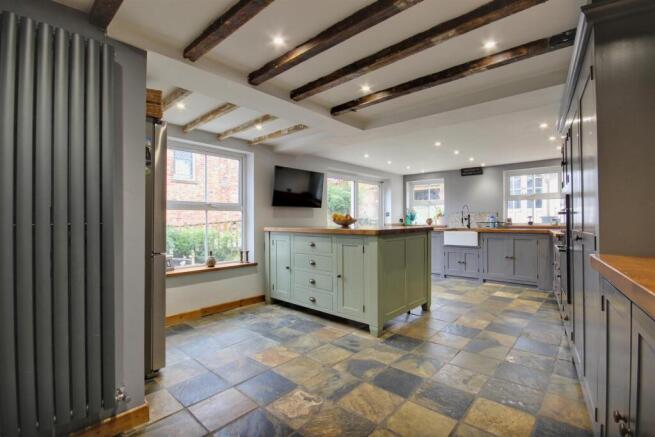 4 bed Semi-Detached for sale Image 4