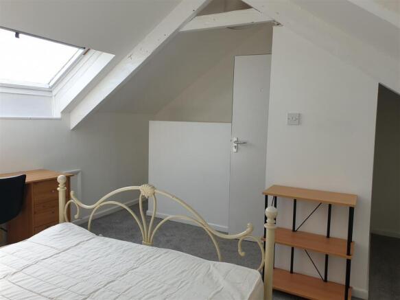 BED 5 ATTIC (3).jpg