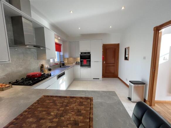 OPEN PLAN DINING KITCHEN/ SUN LOUNGE