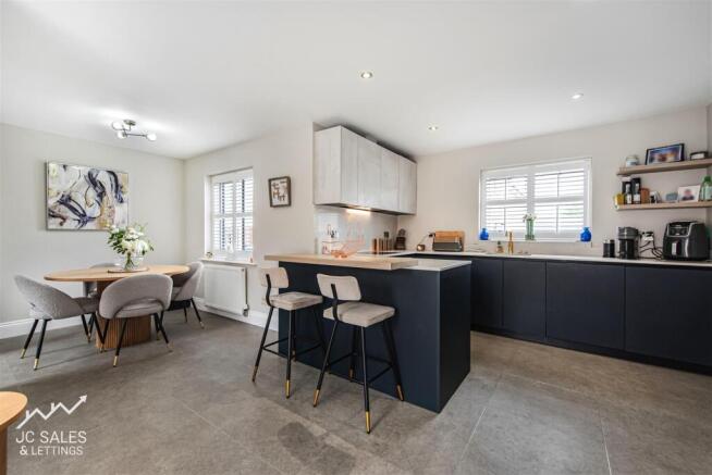 4 bed Detached for sale Image 5