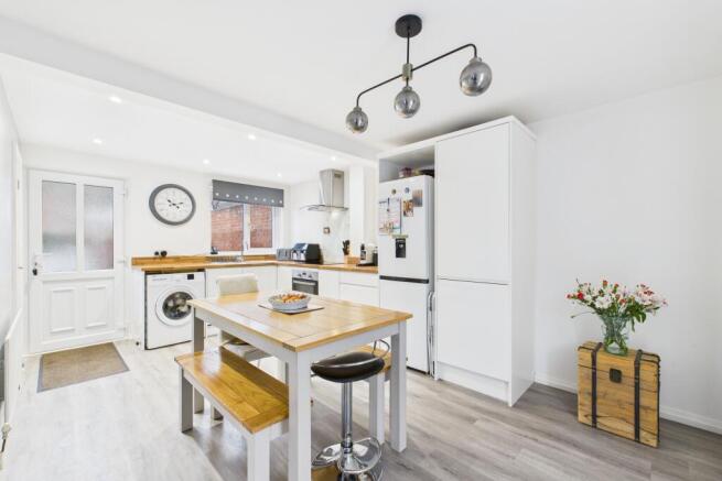 CAM04201G0-PR0127-STILL001