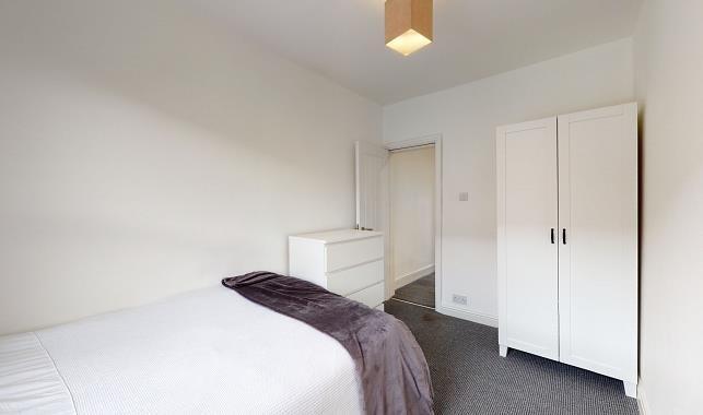 4 bed House to rent Image 5