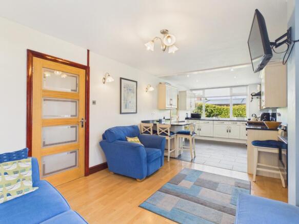 5 bed Detached for sale Image 11