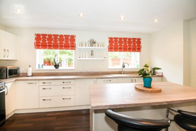 KITCHEN/BREAKFAST