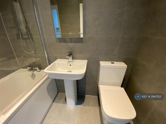 2 bed Flat to rent Image 11