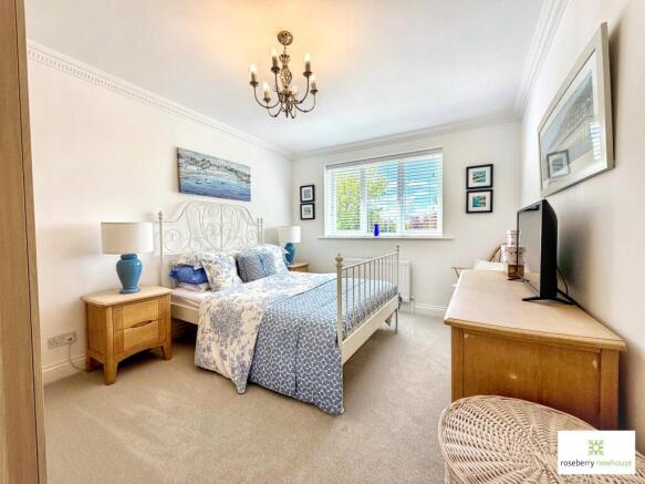 4 bed Detached for sale Image 11
