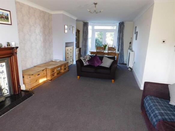 LIVING / DINING ROOM