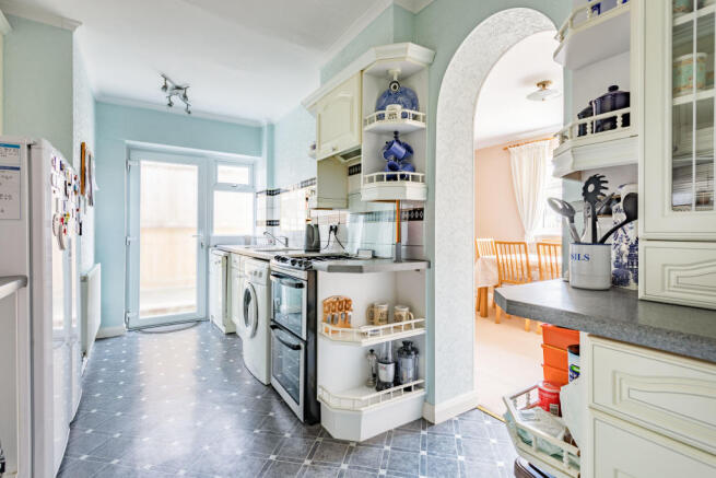 FITTED KITCHEN