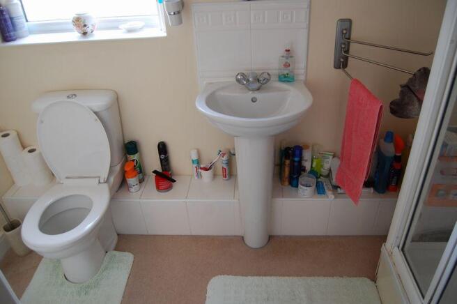 EN-SUITE SHOWER ROOM