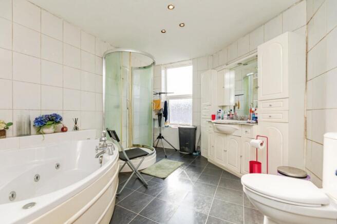 4 bed Detached for sale Image 6