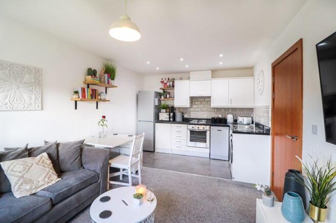 Kitchen / Livi...
