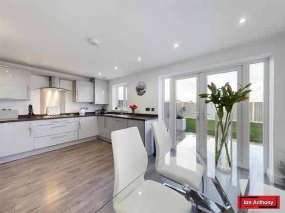KITCHEN / DINER