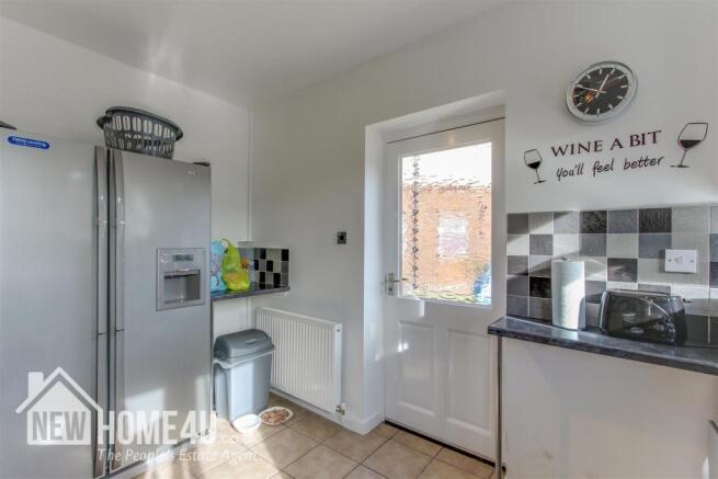 KITCHEN / BREAKFAST ROOM: