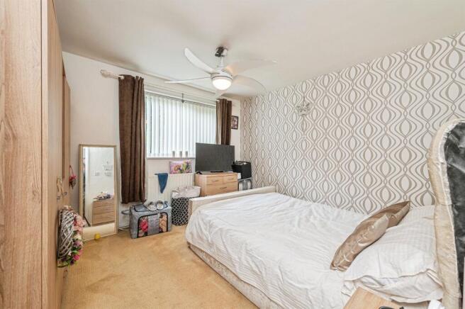 3 bed Ground Flat for sale Image 7
