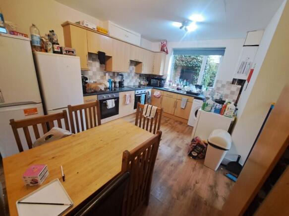 6 bed Terraced to rent Image 5