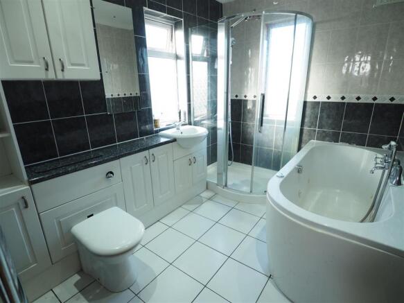Modern Four-Piece Bathroom 622