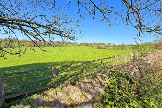 5 bed Detached for sale Image 7