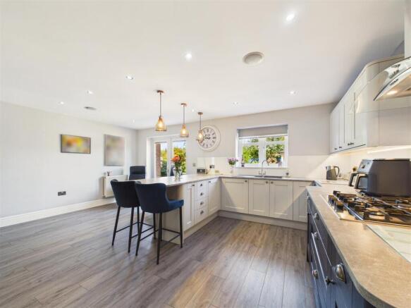 4 bed Detached for sale Image 7