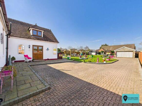Driveway/Garden 