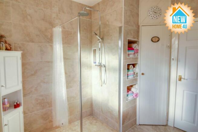 FAMILY BATHROOM: