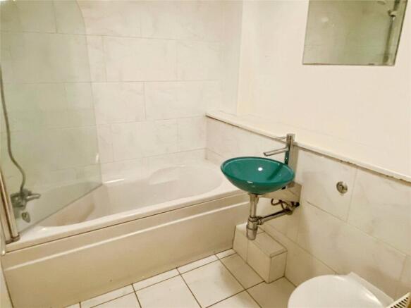 2 bed Apartment to rent Image 11