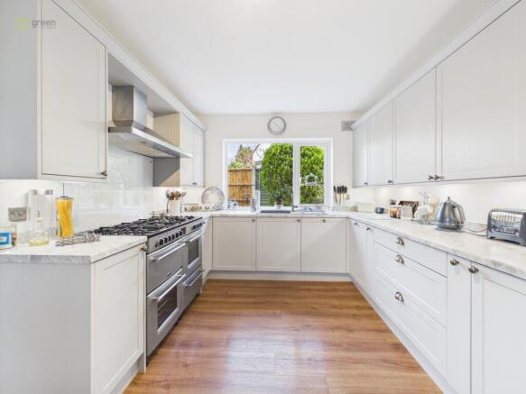 cam01698g0pr0162still007