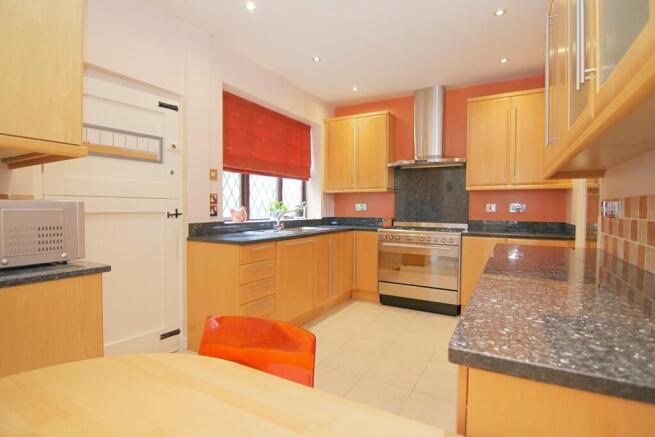 6 bed Detached for sale Image 5