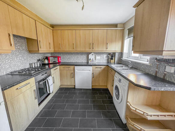 Manor Park Road, Marsh, Cleckheaton, Kirklees photo 4