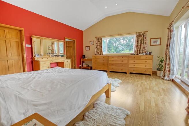 4 bed Detached for sale Image 9