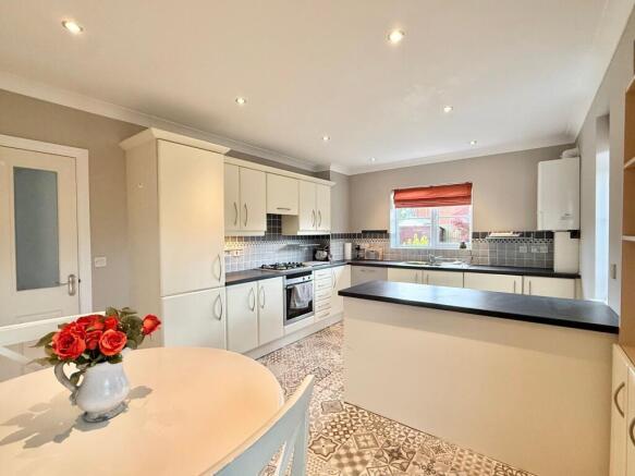 KITCHEN/BREAKFAST ROOM