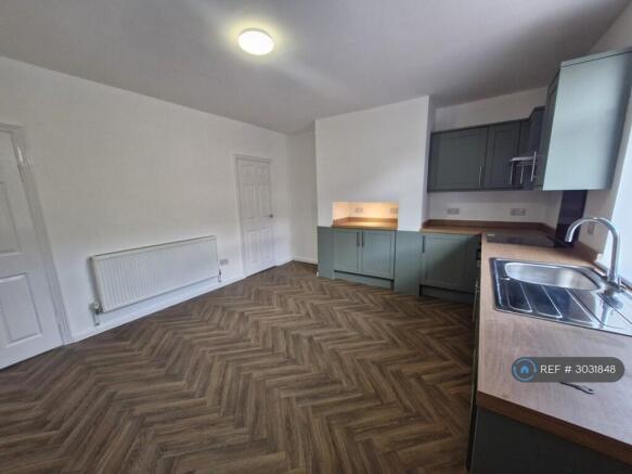 2 bed Terraced to rent Image 6