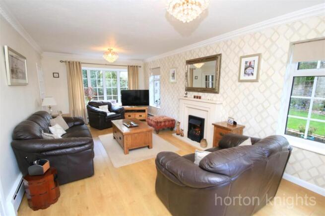 OPEN PLAN LOUNGE