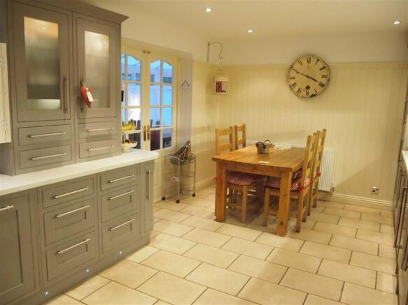 KITCHEN/DINING ROOM