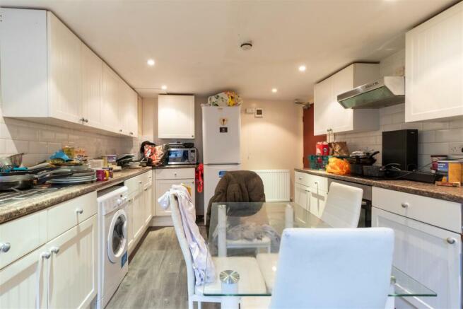 7 bed House to rent Image 7