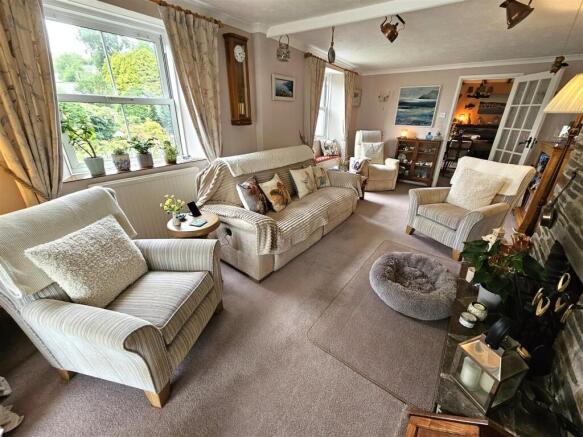Living Room (3).jpg