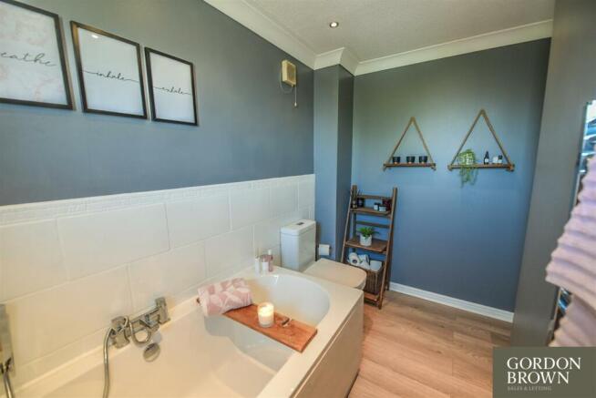 FAMILY BATHROOM/WC