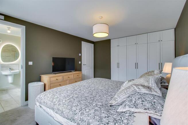 4 bed Semi-Detached for sale Image 7