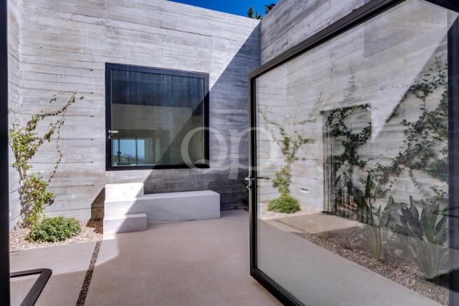 Modern Villa with Ocean Views16