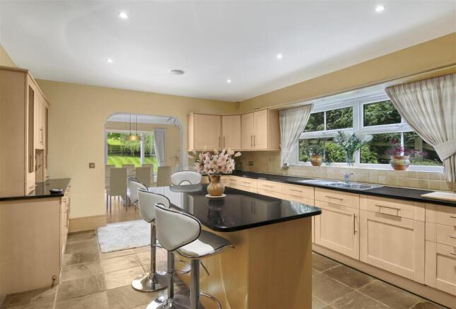 5 bed Detached for sale Image 6