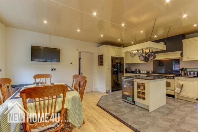 KITCHEN / DINER: