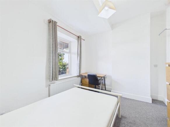4 bed House to rent Image 9