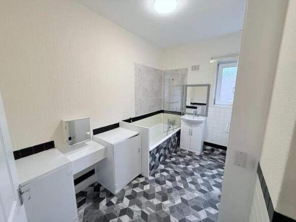 2 bed Terraced to rent Image 4