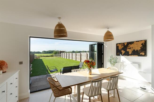4 bed Semi-Detached for sale Image 11