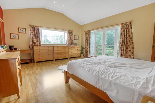 4 bed Detached for sale Image 8