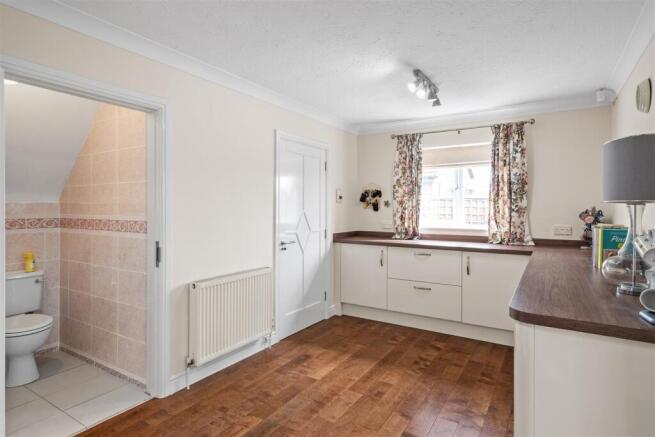 4 bed Detached for sale Image 11