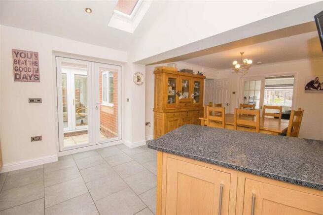 KITCHEN/DINING ROOM