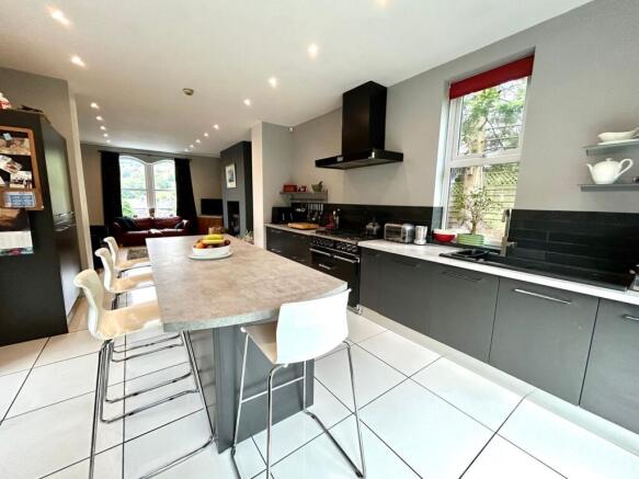 4 bed Detached for sale Image 9