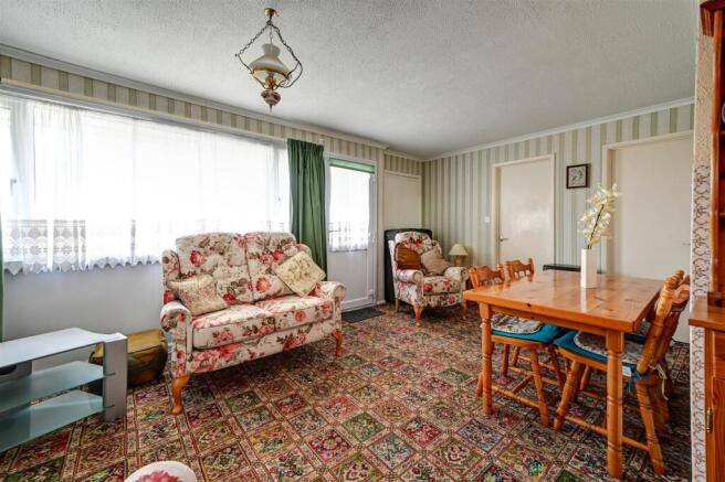 Living Dining Area 2.jpg