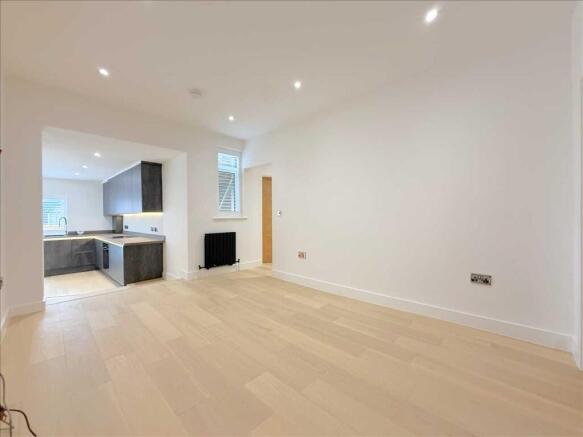 3 bed Flat for sale Image 8