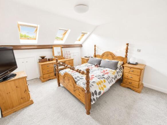 3 bed Apartment for sale Image 8